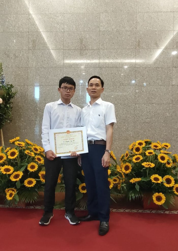 Thủ khoa 2k4: Không chơi mạng xã hội, không dùng điện thoại