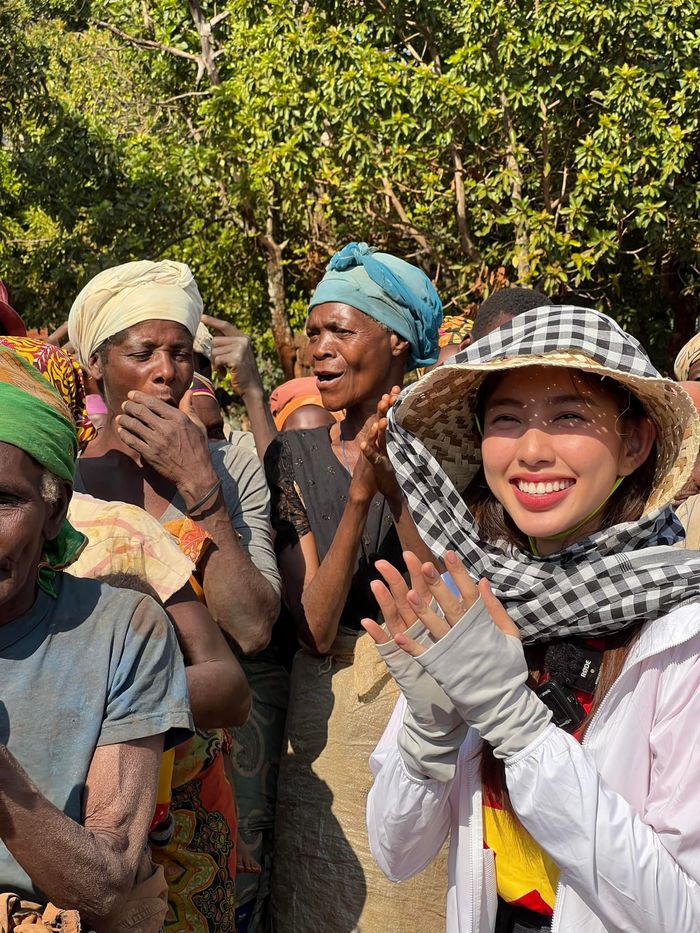 Thùy Tiên - Quang Linh Vlogs tặng giếng nước cho 300 hộ dân châu Phi