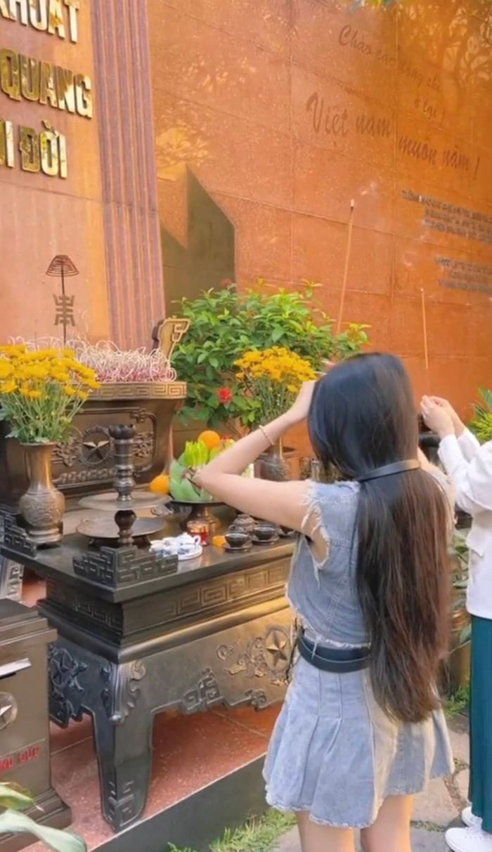 TikToker Viên Vibi lên tiếng khi bị nói ăn mặc ô dề khi vào đền