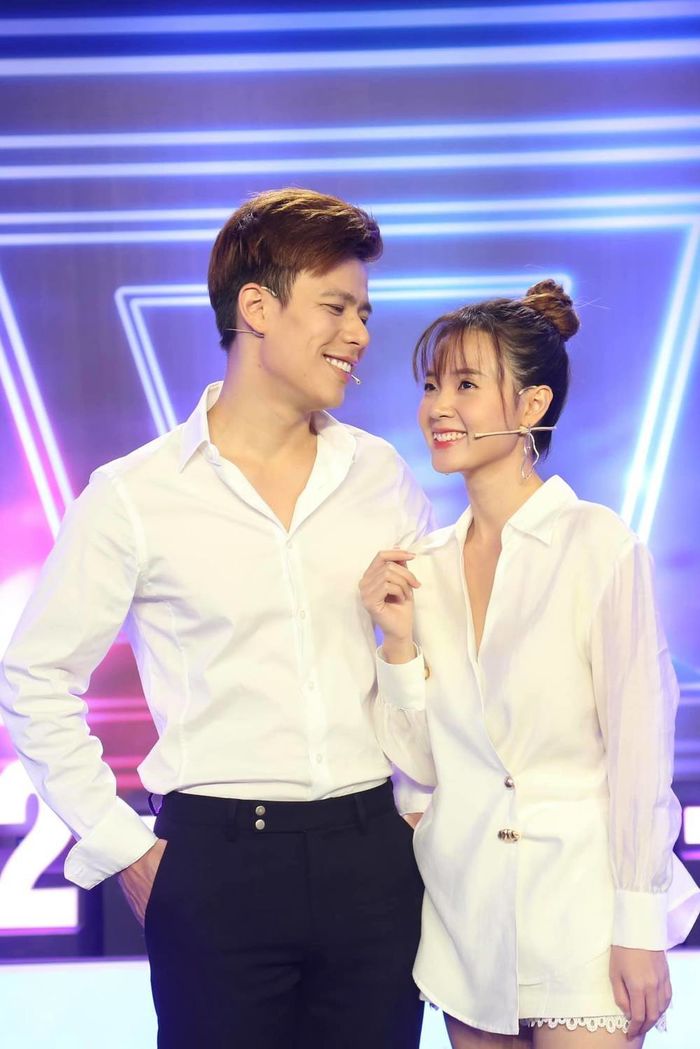 Trần Anh Huy chăm sóc Midu kĩ lưỡng: Tận tình xách váy cho nàng