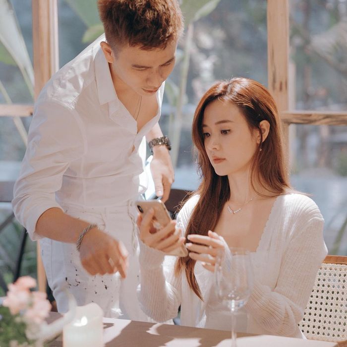 Trần Anh Huy chăm sóc Midu kĩ lưỡng: Tận tình xách váy cho nàng
