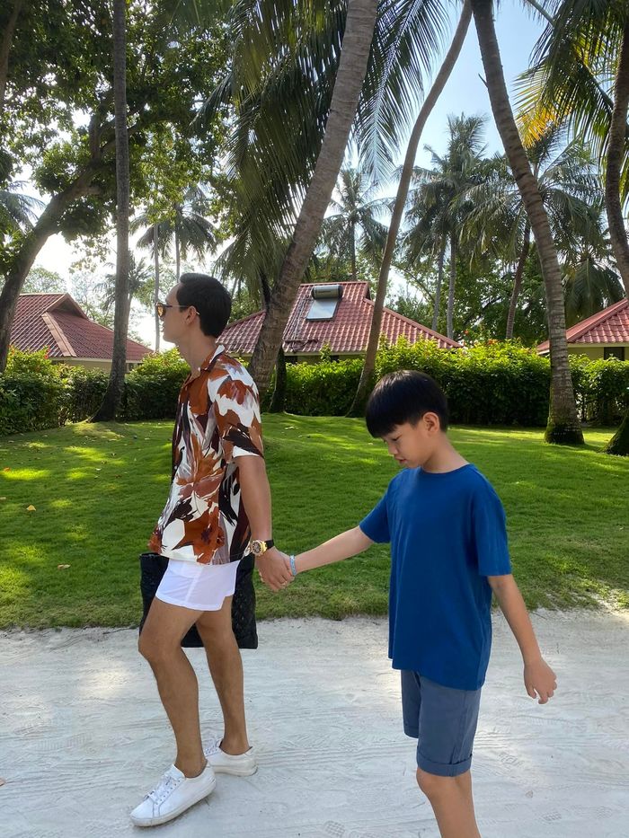Hà Hồ - Kim Lý đưa Subeo đi dạo: Bố dượng con riêng không khoảng cách