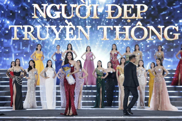 Trượt top Người đẹp Biển, Nam Em dẫn đầu top 5 Người đẹp Truyền thông