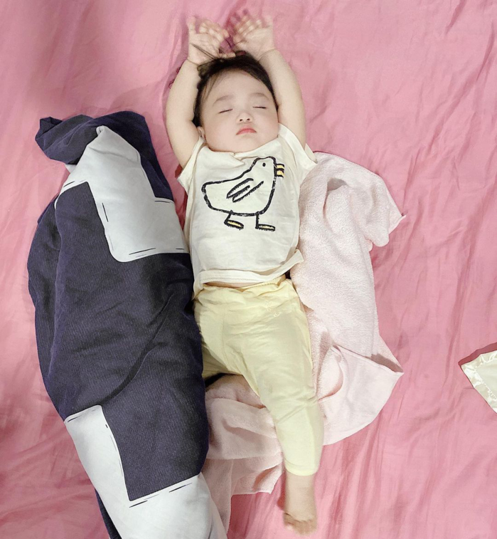 Tướng ngủ cười xỉu của nhóc tỳ nhà sao Việt: Cậu Ú Leon có bạn rồi