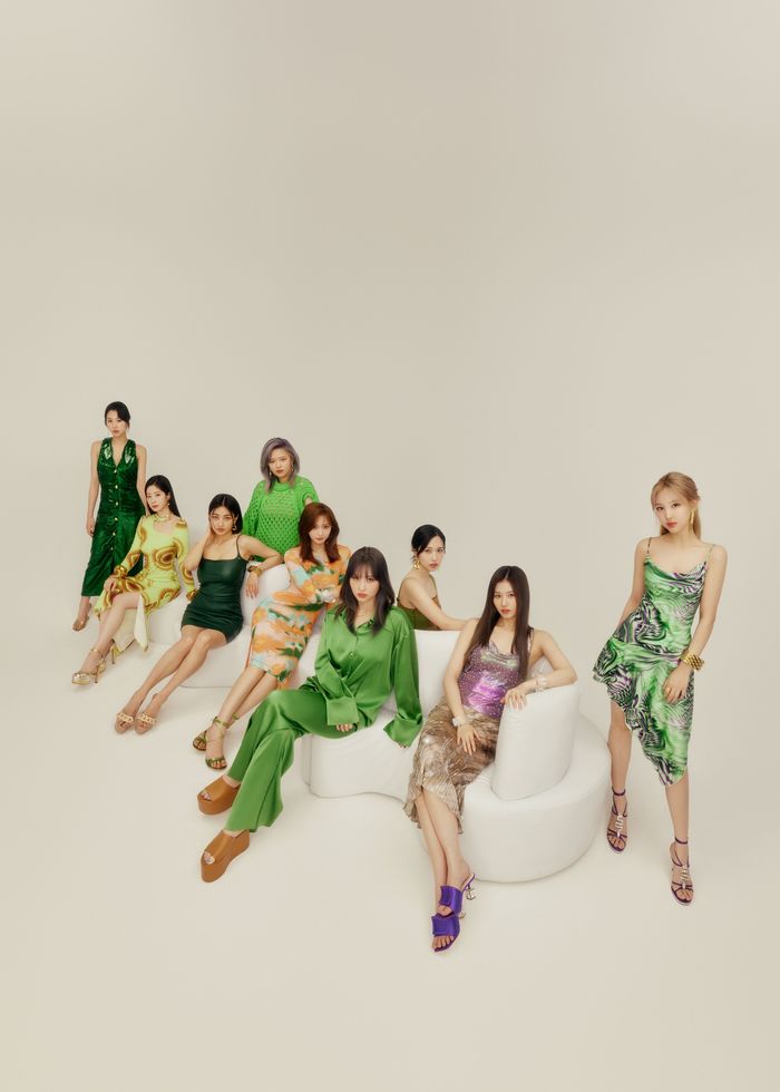 TWICE sau nhiều lần bị stylist dìm: Thần thái chụp tạp chí siêu cuốn