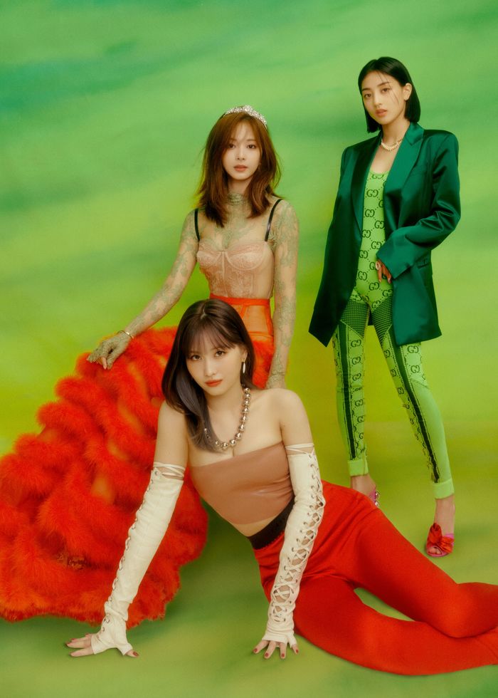 TWICE sau nhiều lần bị stylist dìm: Thần thái chụp tạp chí siêu cuốn
