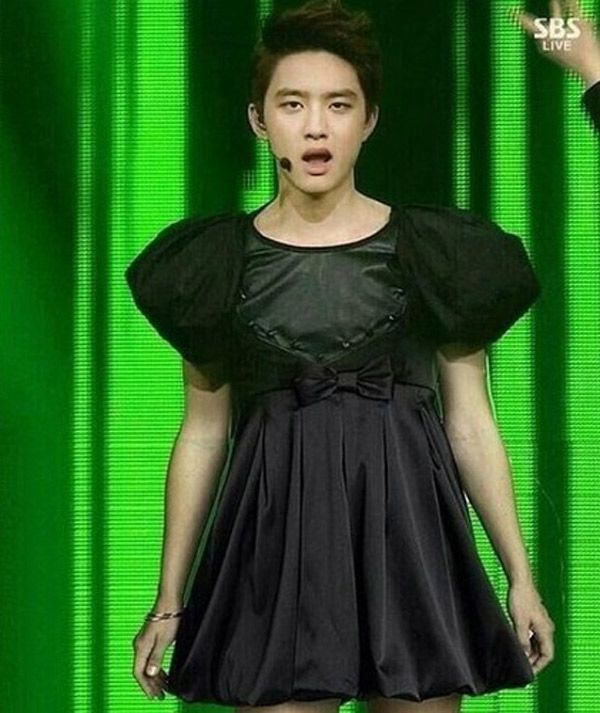 Outfit tấu hài của idol: Áo tay bèo của D.O là huyền thoại