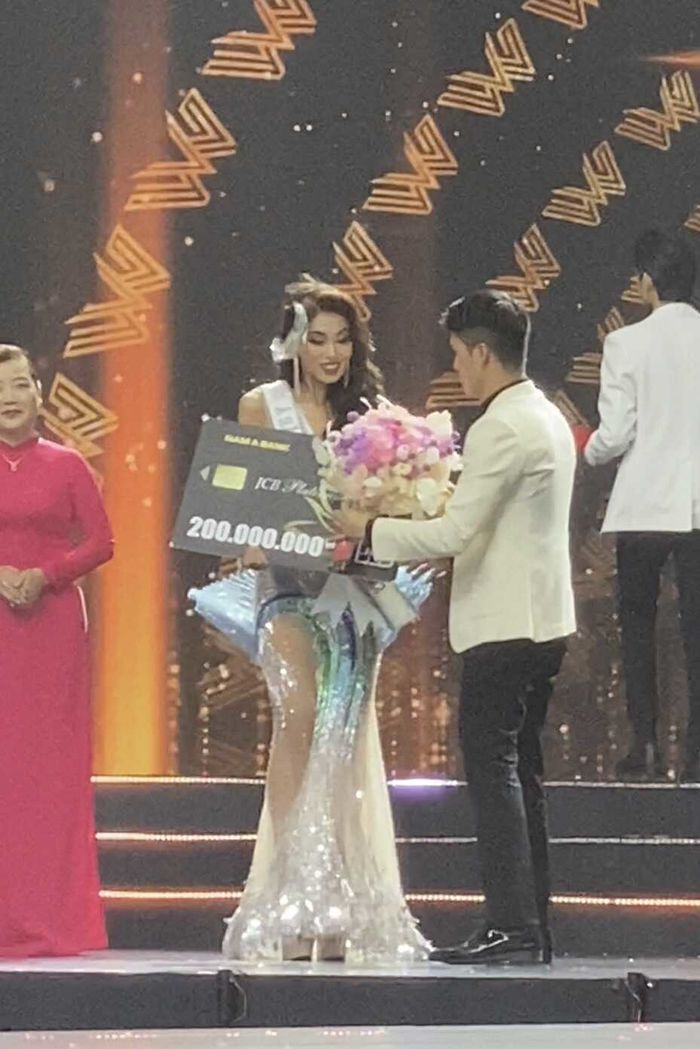 Vận đen đu bám Thảo Nhi Lê: hết đánh rơi lại đội nhầm vương miện