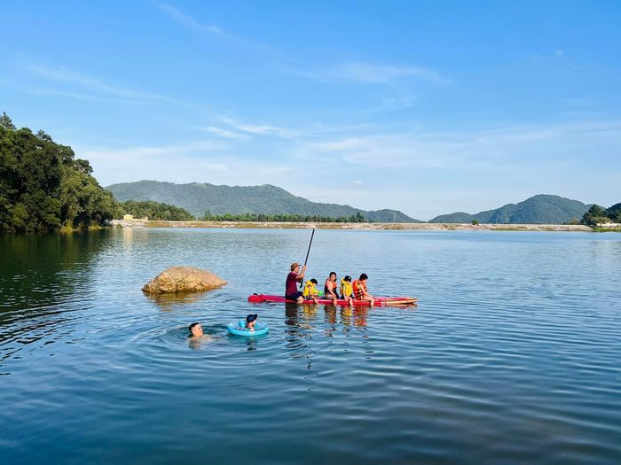 Vợ chồng đưa con đi cắm trại mỗi cuối tuần: Mình cứ chill thôi