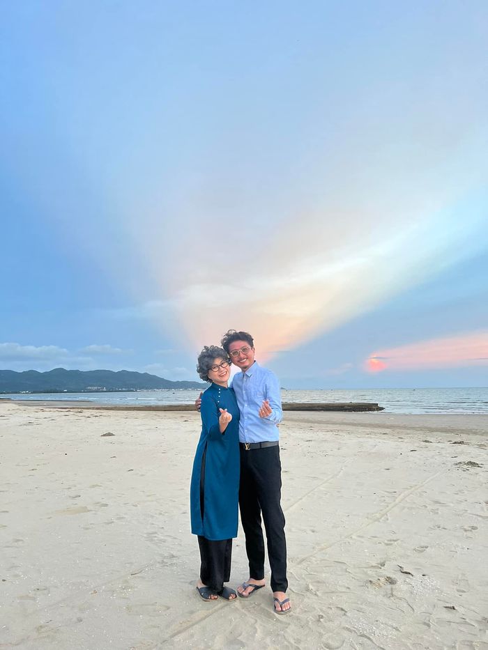 Vợ chồng Lâm Vỹ Dạ kỷ niệm hôn nhân thập kỷ: 12 năm lời cặp quý tử