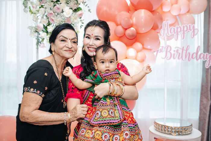 Võ Hạ Trâm được mẹ chồng Ấn Độ cưng chiều: Bôi thuốc từng vết muỗi đốt