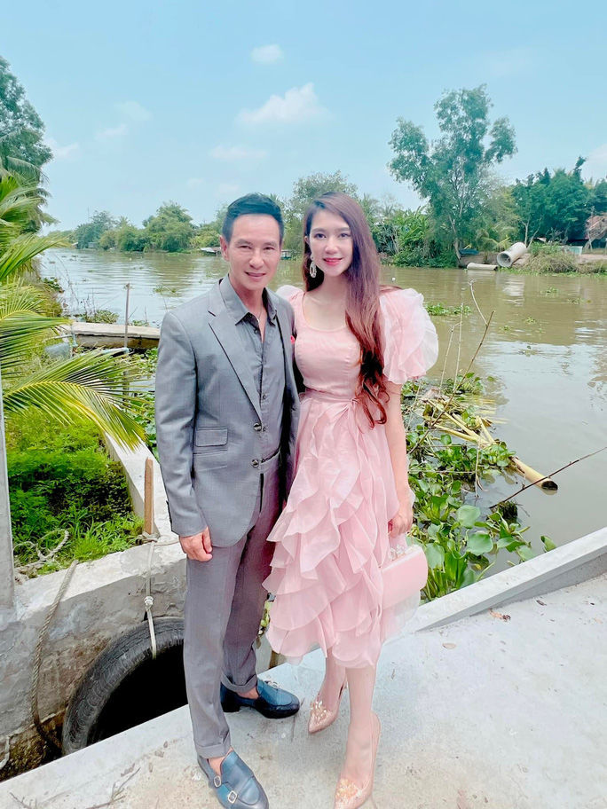 Vợ Lý Hải lại lấn át cô dâu: chuyến này còn đưa 4 con theo cho mới mẻ
