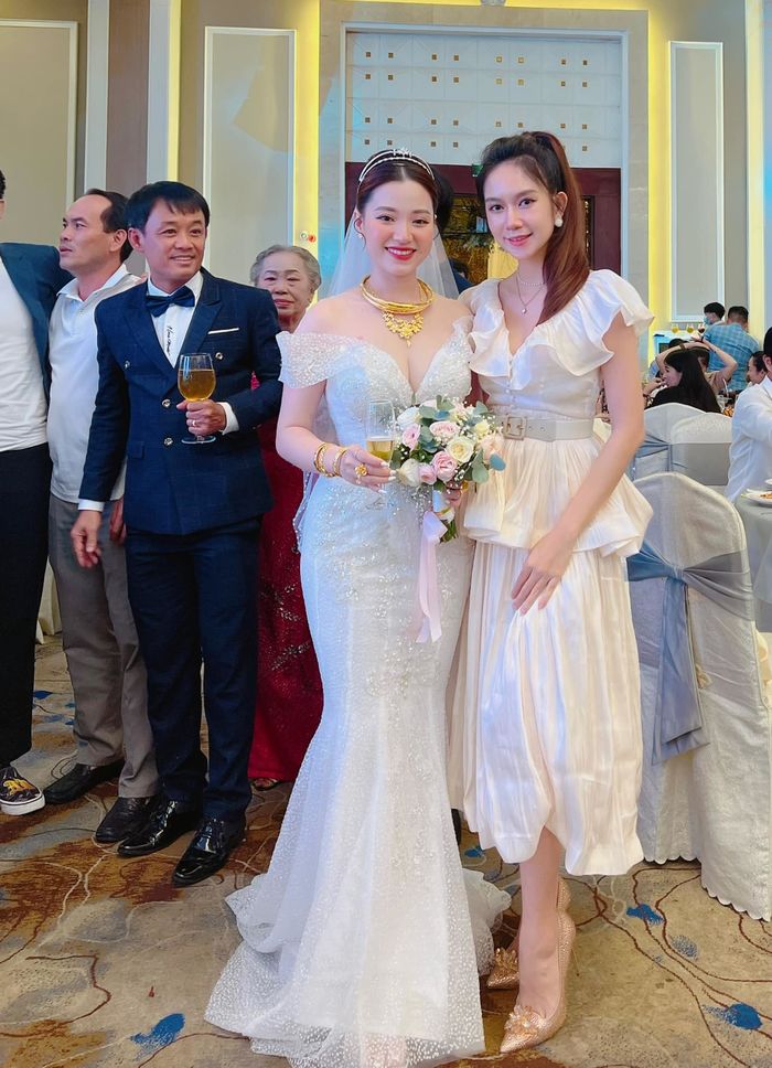 Vợ Lý Hải lại lấn át cô dâu: chuyến này còn đưa 4 con theo cho mới mẻ