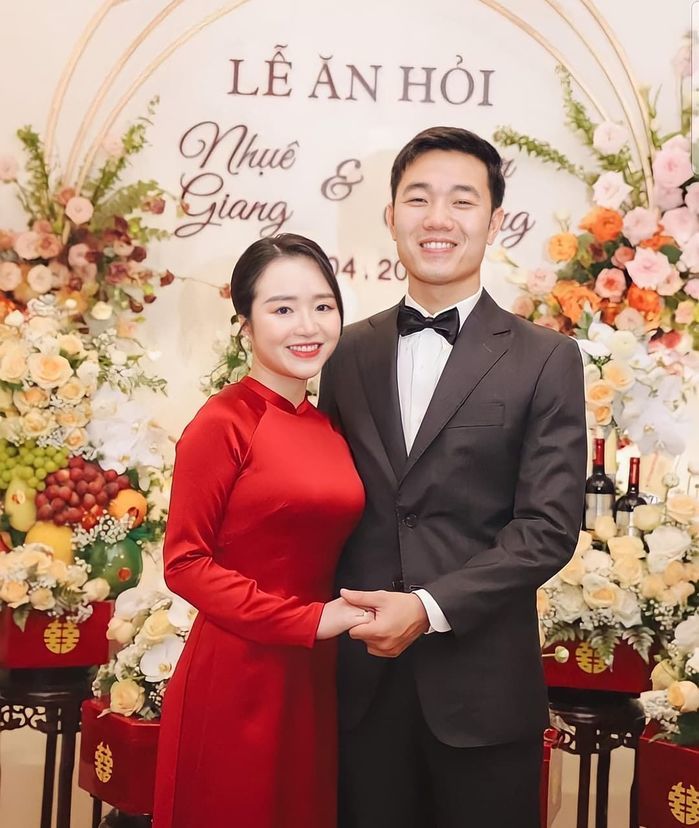 Cầu thủ Xuân Trường gia nhập hội ông bố bỉm sữa, chăm con cực nghệ