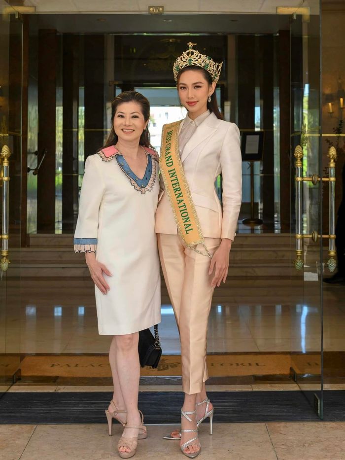 Vương miện 12 tỷ của Thùy Tiên khi ở Bồ Đào Nha bị soi chi tiết lạ