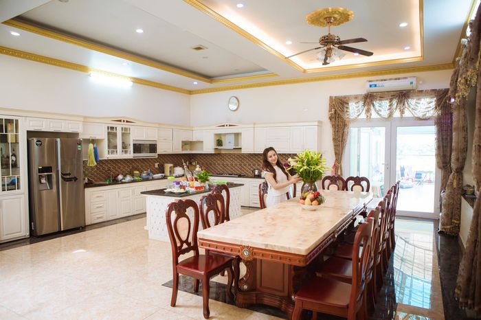 Vy Oanh khoe cận ngóc ngách biệt thự như tòa lâu đài ở Hải Phòng