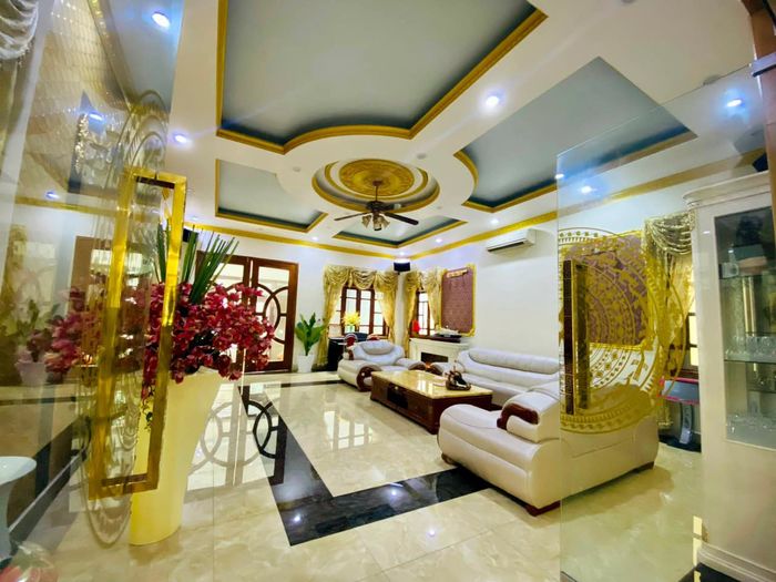 Vy Oanh khoe cận ngóc ngách biệt thự như tòa lâu đài ở Hải Phòng