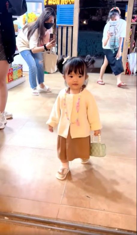 Winnie tí tuổi đã phụ việc nhà, làm diễn viên TikTok cho ba mẹ