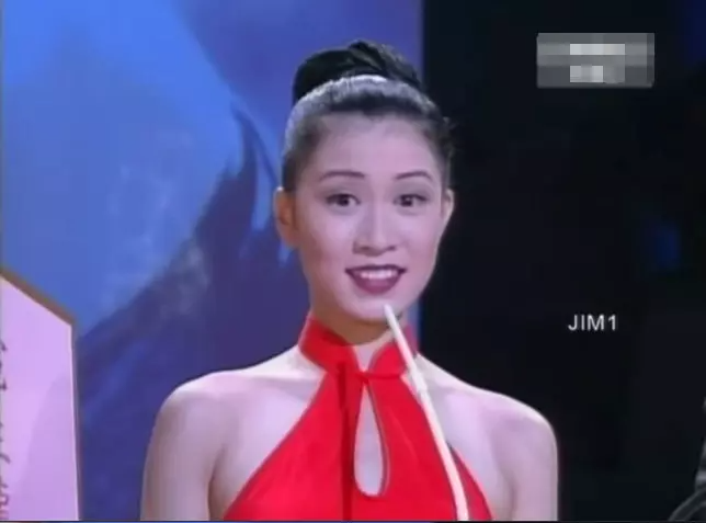 Xa Thi Mạn đẹp cỡ nào: Đội vương miện 25 năm trước mà trẻ hơn xưa