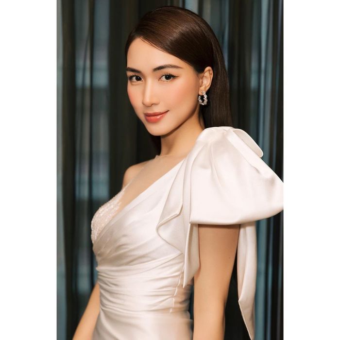 Xởi lởi như Hòa Minzy: chẳng ngại nhận mặc quần độn 350k