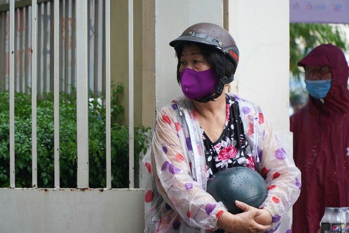Rưng rưng hình ảnh phụ huynh co ro đứng dưới mưa tầm tã đợi con đi thi