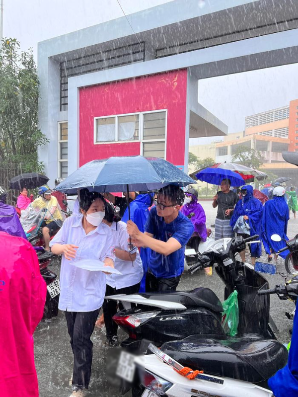 Rưng rưng hình ảnh phụ huynh co ro đứng dưới mưa tầm tã đợi con đi thi