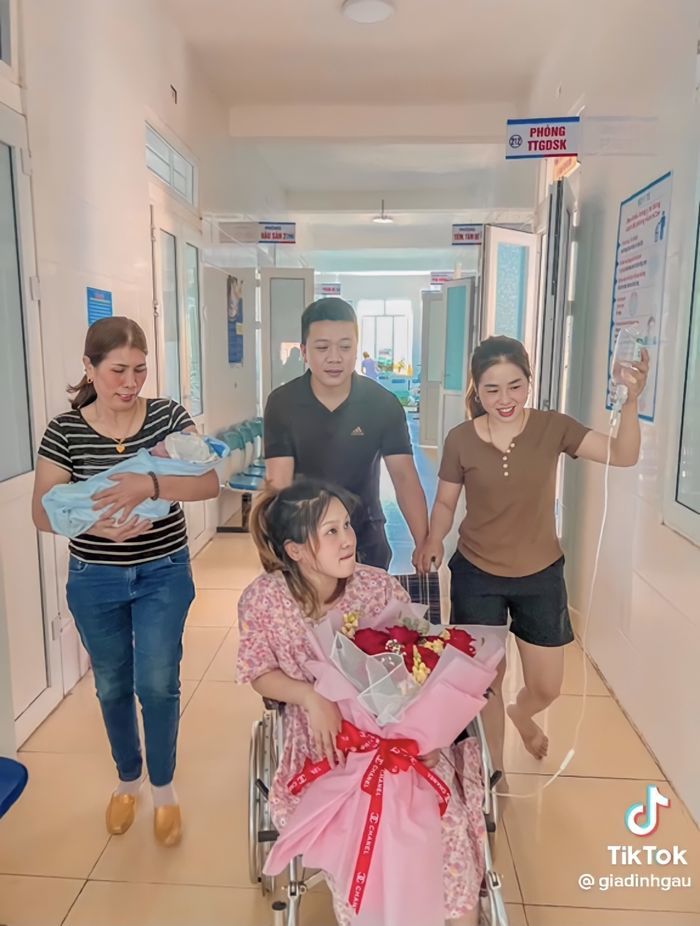 Dầm mưa mua ví tặng vợ, anh chồng chỉ đứng ngoài vì sợ ướt cửa hàng