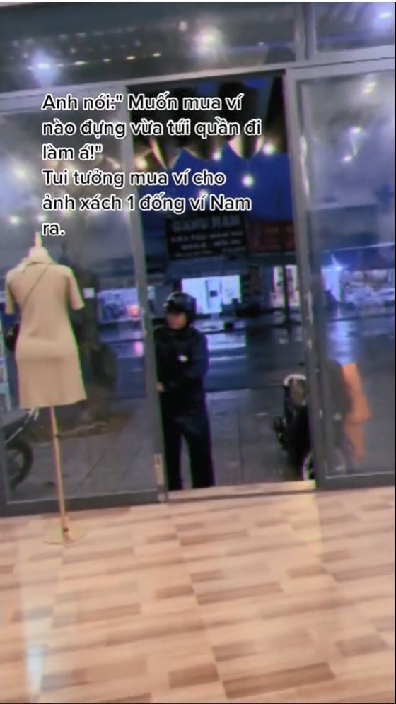 Dầm mưa mua ví tặng vợ, anh chồng chỉ đứng ngoài vì sợ ướt cửa hàng
