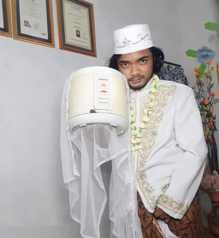 Cô nàng cưới búp bê làm chồng: Sinh con giống cha như đúc