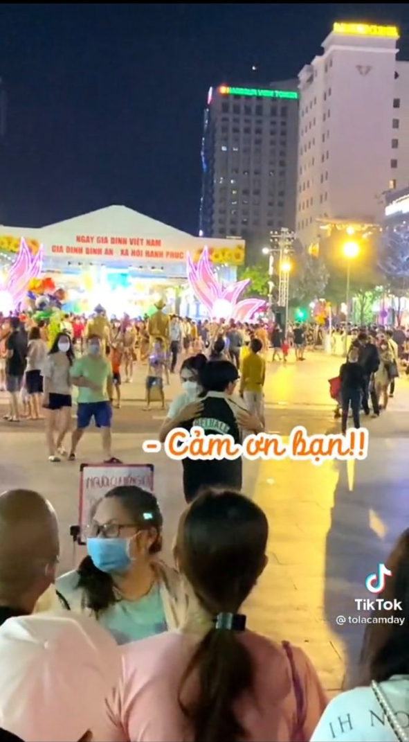 Cô nàng gây chú ý với tấm bảng ôm hay tạt nước người chuyển giới