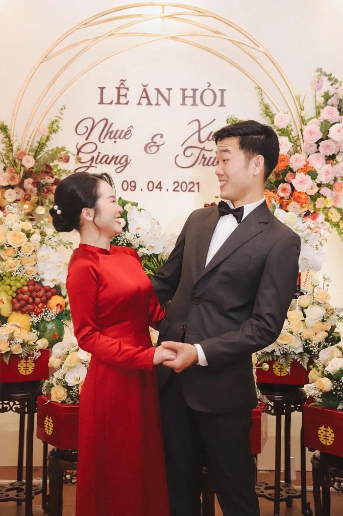Cầu thủ Xuân Trường gia nhập hội ông bố bỉm sữa, chăm con cực nghệ