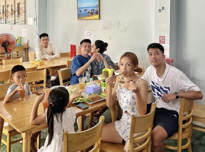 Du lịch bất ổn như Phở Đặc Biệt: Đã ế lại còn chơi với hội có bồ