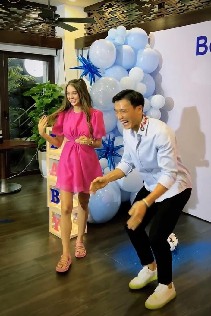 Vợ chồng thủ môn Bùi Tiến Dũng đón tin vui sau 2 tháng về chung nhà