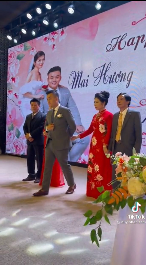 Không có cô dâu, chú rể và bố mẹ hai bên vẫn tổ chức đám cưới