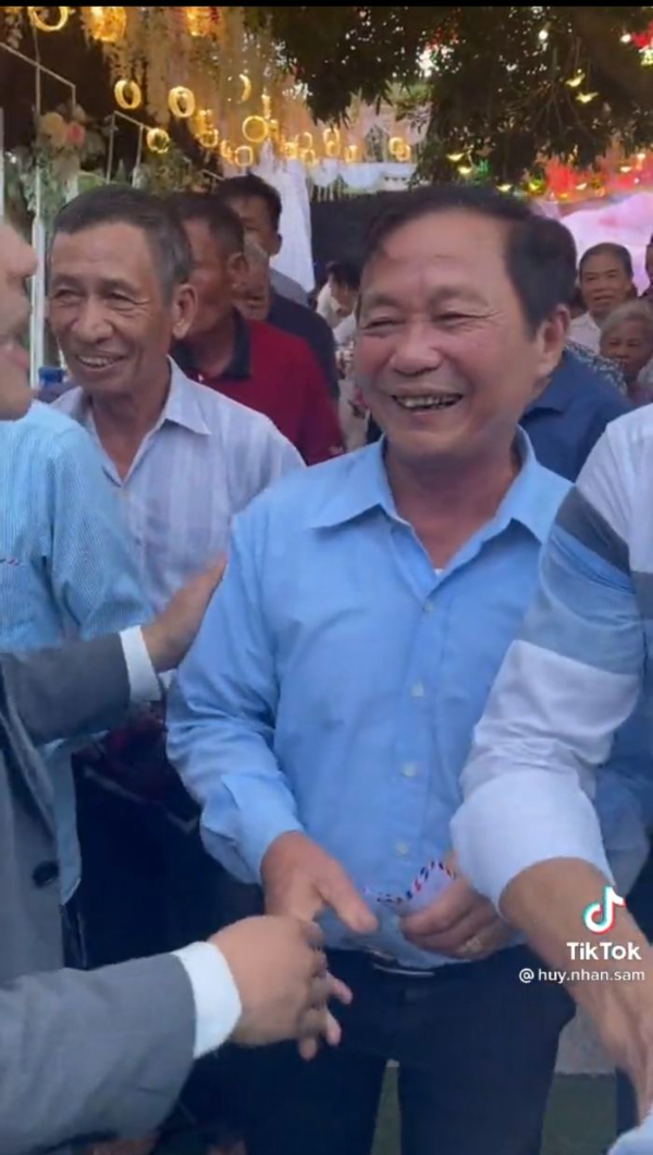 Không có cô dâu, chú rể và bố mẹ hai bên vẫn tổ chức đám cưới