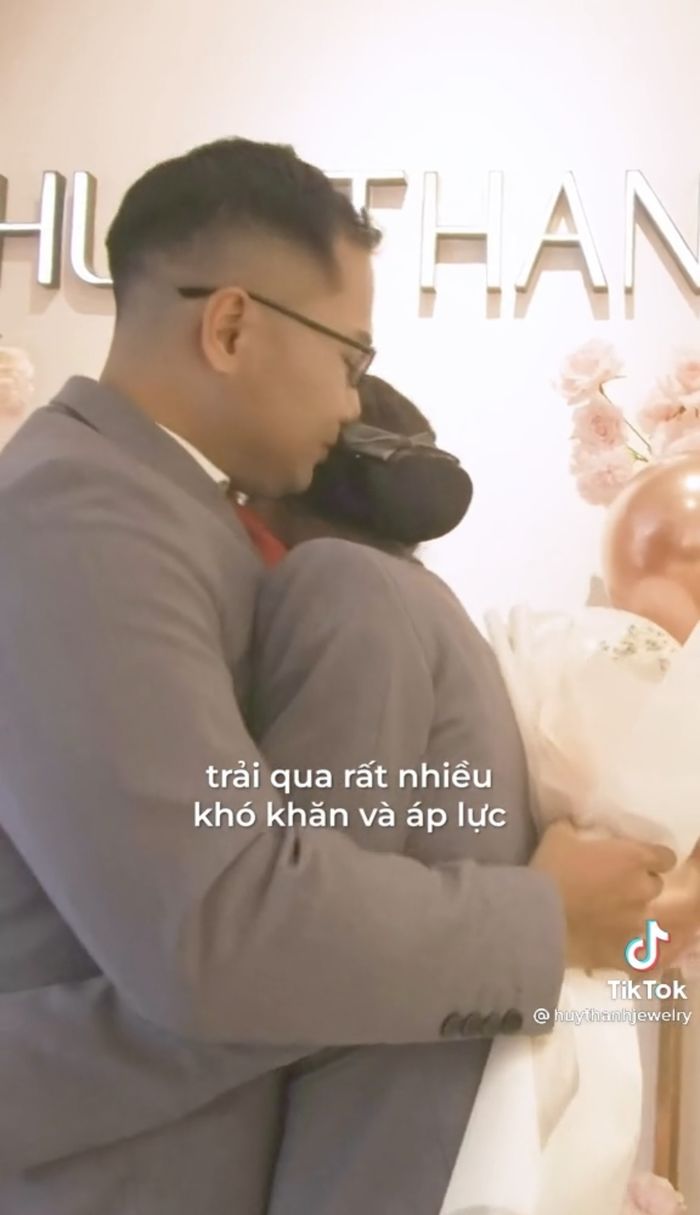 Chuẩn bị bí mật cầu hôn cho khách, cô gái bất ngờ khi mình là cô dâu