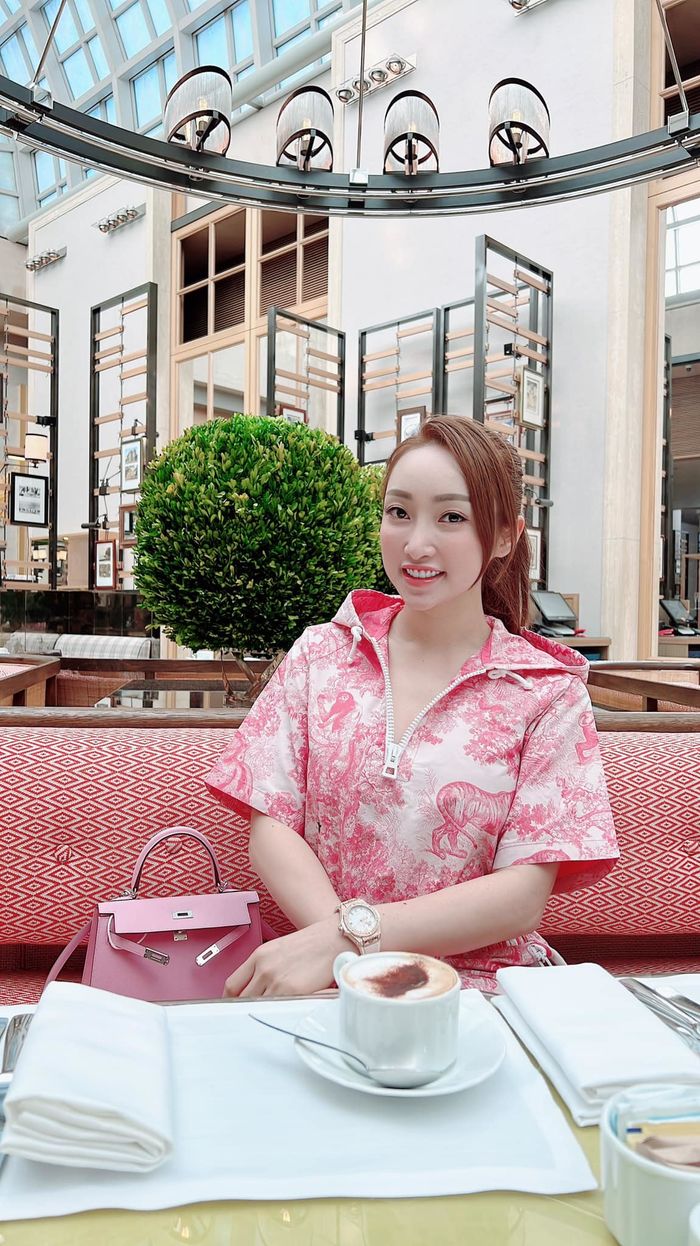 Vợ kém 16 tuổi của Chi Bảo sành điệu: Ra sân bay dát toàn đồ hiệu