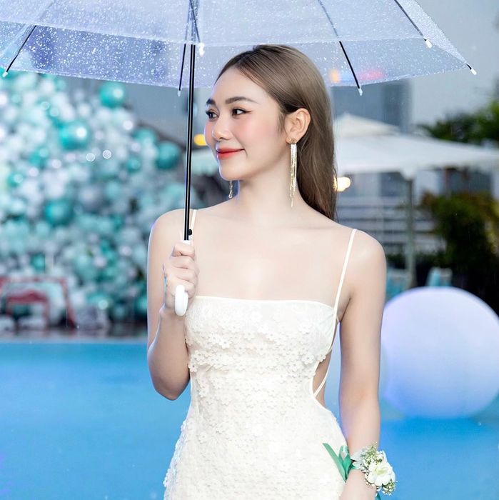 Kim Chi Hoàng được dân tình khuyên cười ít thôi khi thi Hoa hậu