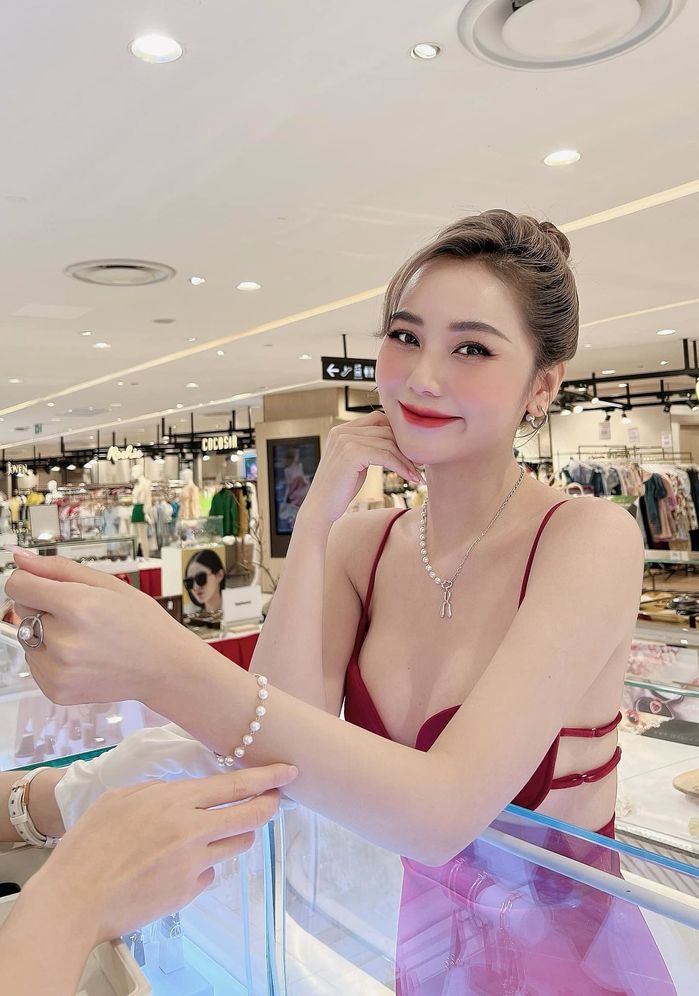 Kim Chi Hoàng được dân tình khuyên cười ít thôi khi thi Hoa hậu