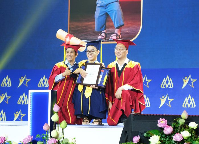 Những buổi lễ tốt nghiệp đầy xúc động: Tâm tình người cha gửi con gái