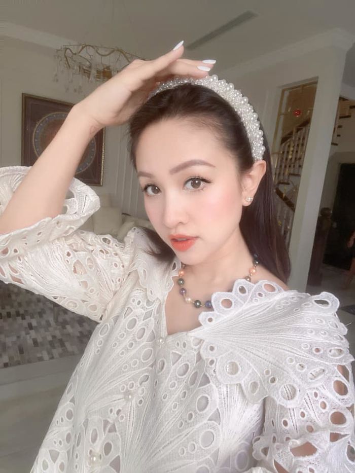 Bí quyết mặt mộc đẹp thách thức camera thường của Vân Hugo