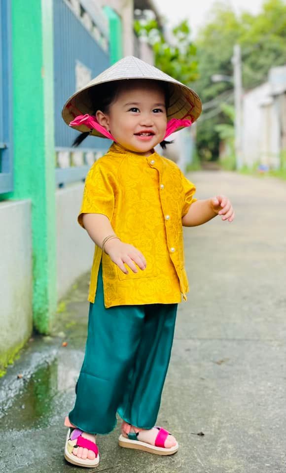 Nhóc tì sao Việt diện nón lá, áo bà ba: Con gái Bảo Lâm dễ cưng xỉu