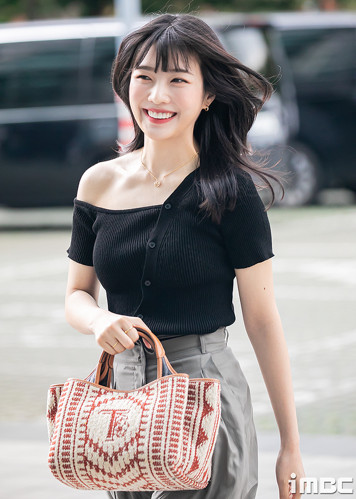 Những outfit gây viral mang đậm phong cách Y2K của Joy (Red Velvet) 