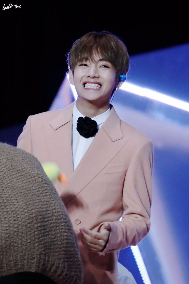 Những kiểu cười gây mê của idol Kpop: D.O cưng xỉu với môi trái tim