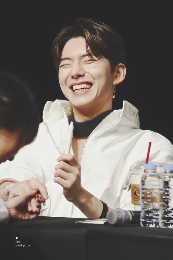 Những kiểu cười gây mê của idol Kpop: D.O cưng xỉu với môi trái tim