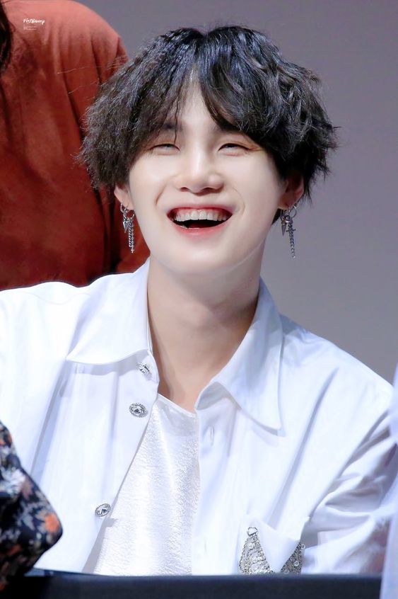 Những kiểu cười gây mê của idol Kpop: D.O cưng xỉu với môi trái tim
