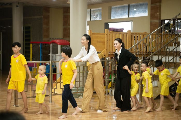 Á hậu Bảo Ngọc khổ sở vì cao 1m85: Khom muốn gãy lưng khi ghi hình