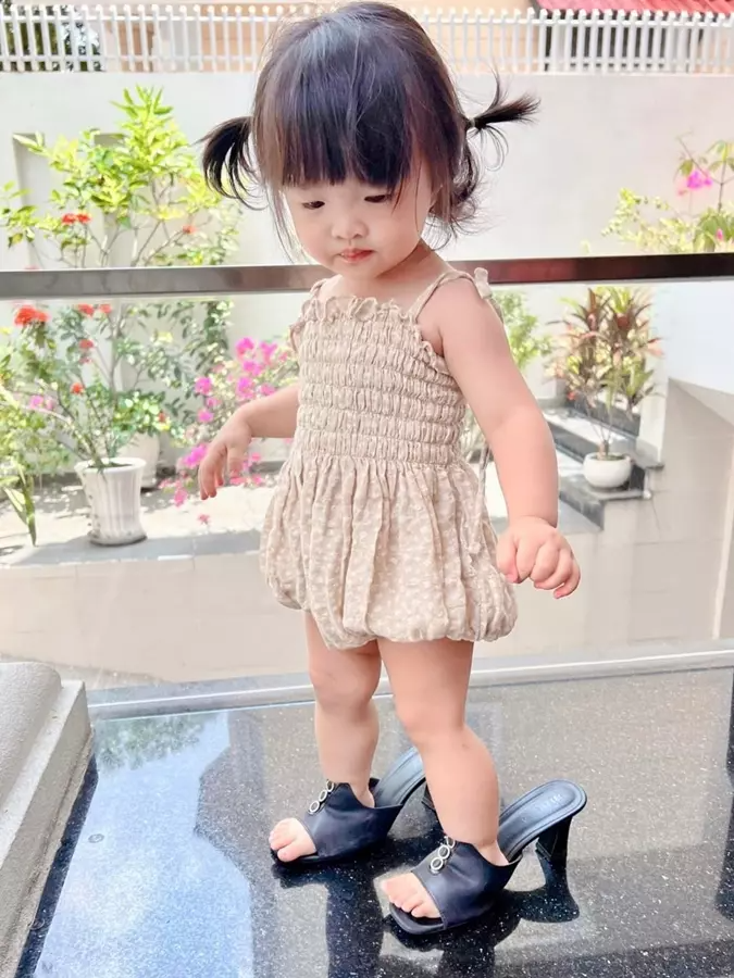 Nhóc tì Vbiz mê giày cao gót của mẹ: Con gái Khánh Thi như fashionista