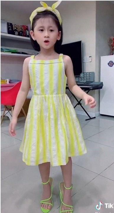 Nhóc tì Vbiz mê giày cao gót của mẹ: Con gái Khánh Thi như fashionista