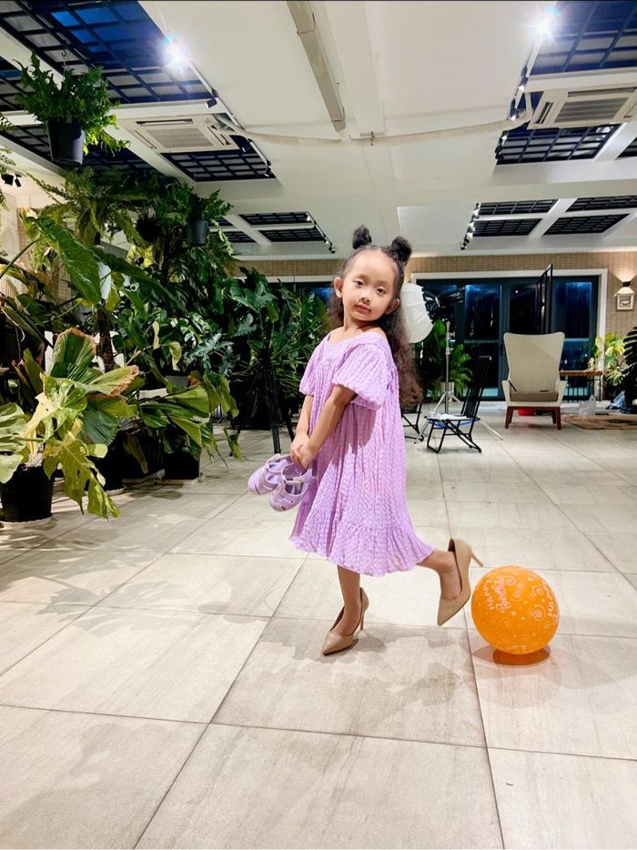 Nhóc tì Vbiz mê giày cao gót của mẹ: Con gái Khánh Thi như fashionista